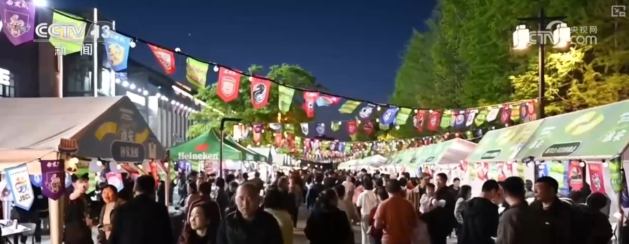 世界杯官方直播平台-“超”有看点引爆消费新热潮 “足球+夜市+美食+趣玩”聚人气、添活力